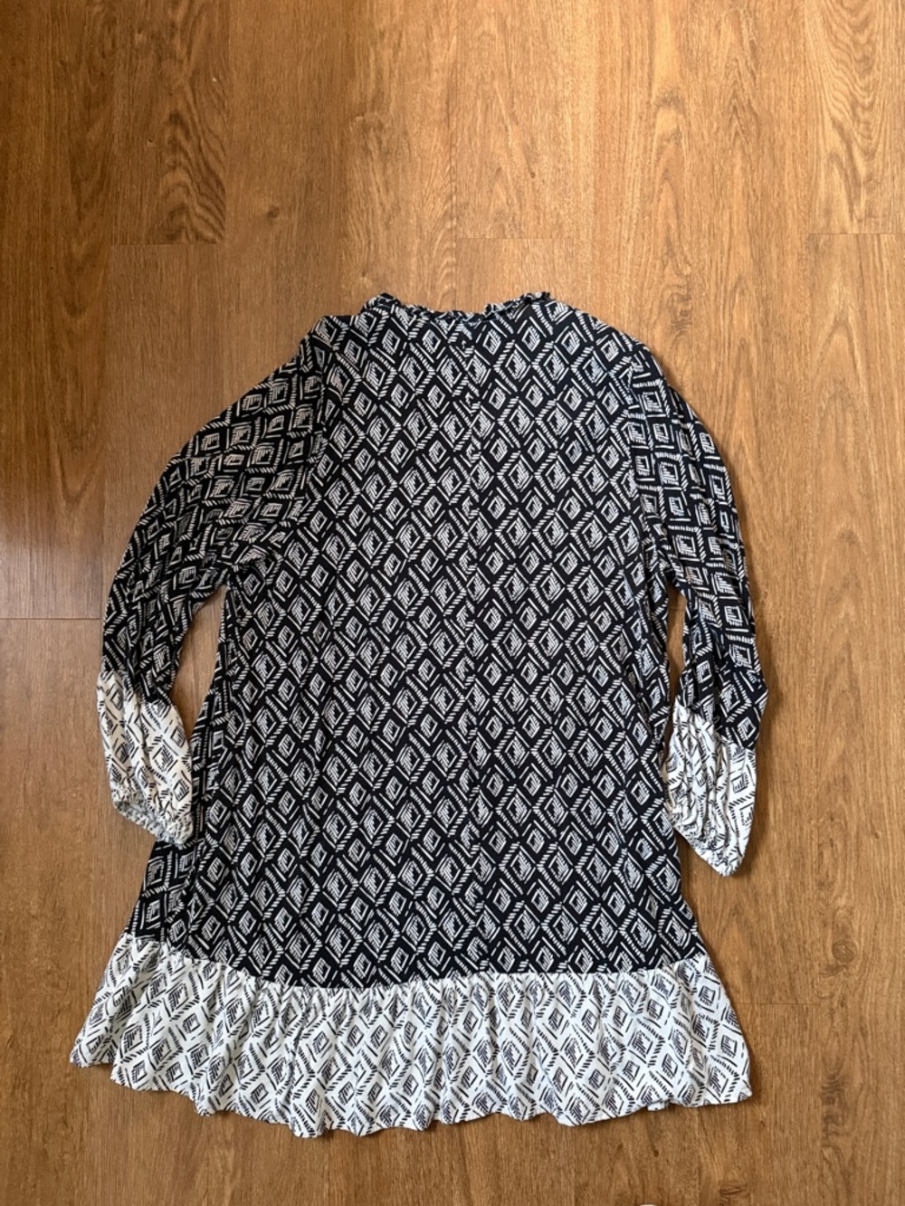 Zara Black & White Printed V-Neck Tunic Top - Picture 7 of 7